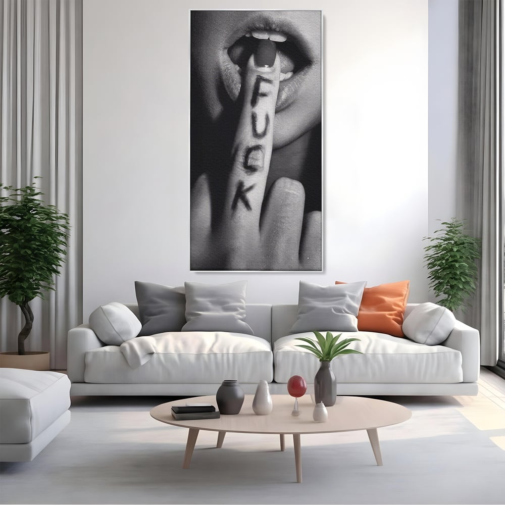 Tablou canvas cu tablou canvas cu buze si deget, in rama de aluminiu argintiu, pe perete intr-un living